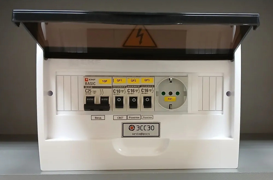 Щит распределительный в сборе, 7 модулей, 1-фазный, 220В, навесной Щит распределительный в сборе, 7 модулей, 1-фазный, 220В, навесной