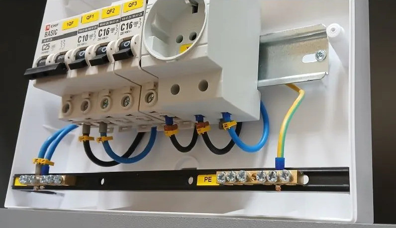 Щит распределительный в сборе, 7 модулей, 1-фазный, 220В, навесной Щит распределительный в сборе, 7 модулей, 1-фазный, 220В, навесной