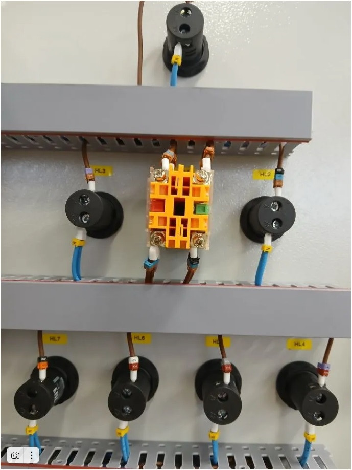 Шкаф управления насосами ШУН-2-022-400В, 2 насоса: 400В; 2,2кВт; 6А; IP 54 Шкаф управления насосами ШУН-2-022-400В, 2 насоса: 400В; 2,2кВт; 6А; IP 54