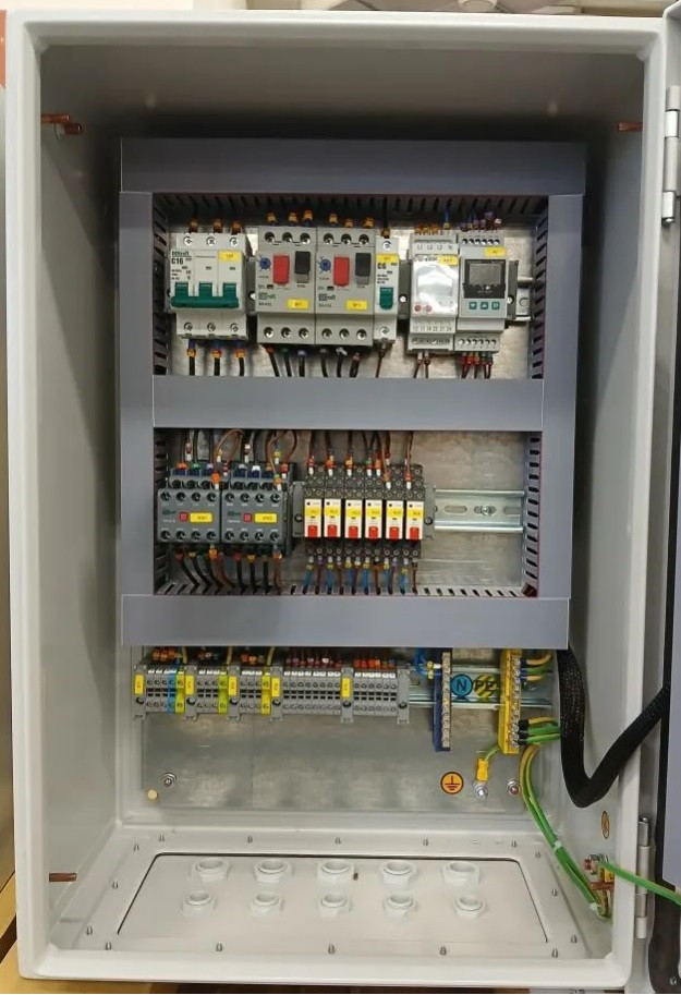 Шкаф управления насосами ШУН-2-022-400В, 2 насоса: 400В; 2,2кВт; 6А; IP 54 Шкаф управления насосами ШУН-2-022-400В, 2 насоса: 400В; 2,2кВт; 6А; IP 54