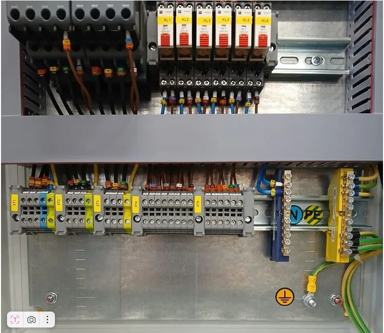 Шкаф управления насосами ШУН-2-022-400В, 2 насоса: 400В; 2,2кВт; 6А; IP 54 Шкаф управления насосами ШУН-2-022-400В, 2 насоса: 400В; 2,2кВт; 6А; IP 54