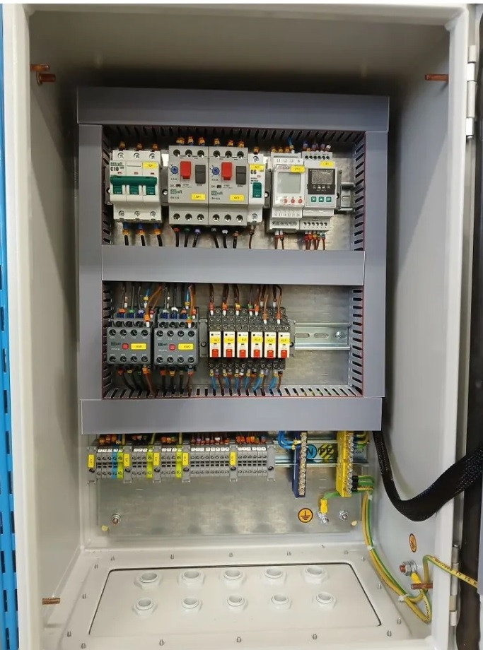 Шкаф управления насосами ШУН-2-015-400В, 2 насоса: 400В; 1,5кВт; 4А; IP 54 Шкаф управления насосами ШУН-2-015-400В, 2 насоса: 400В; 1,5кВт; 4А; IP 54