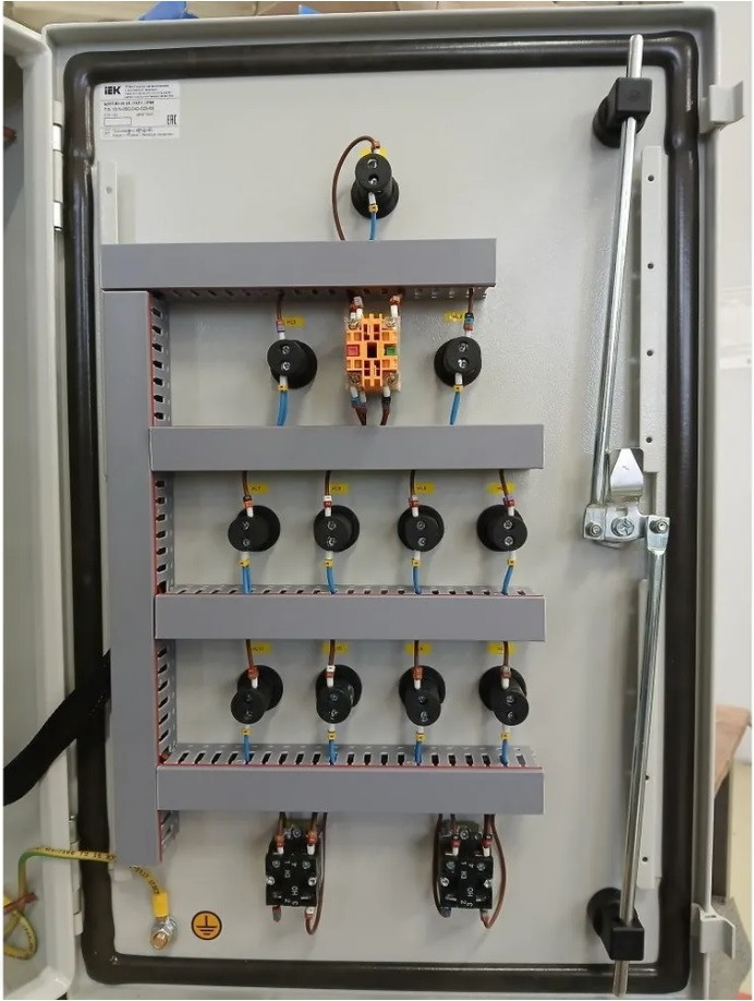 Шкаф управления насосами ШУН-2-015-400В, 2 насоса: 400В; 1,5кВт; 4А; IP 54 Шкаф управления насосами ШУН-2-015-400В, 2 насоса: 400В; 1,5кВт; 4А; IP 54