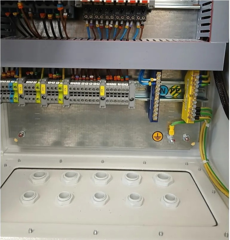 Шкаф управления насосами ШУН-2-015-400В, 2 насоса: 400В; 1,5кВт; 4А; IP 54 Шкаф управления насосами ШУН-2-015-400В, 2 насоса: 400В; 1,5кВт; 4А; IP 54