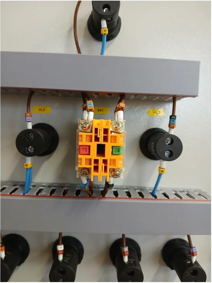 Шкаф управления насосами ШУН-2-015-400В, 2 насоса: 400В; 1,5кВт; 4А; IP 54 Шкаф управления насосами ШУН-2-015-400В, 2 насоса: 400В; 1,5кВт; 4А; IP 54